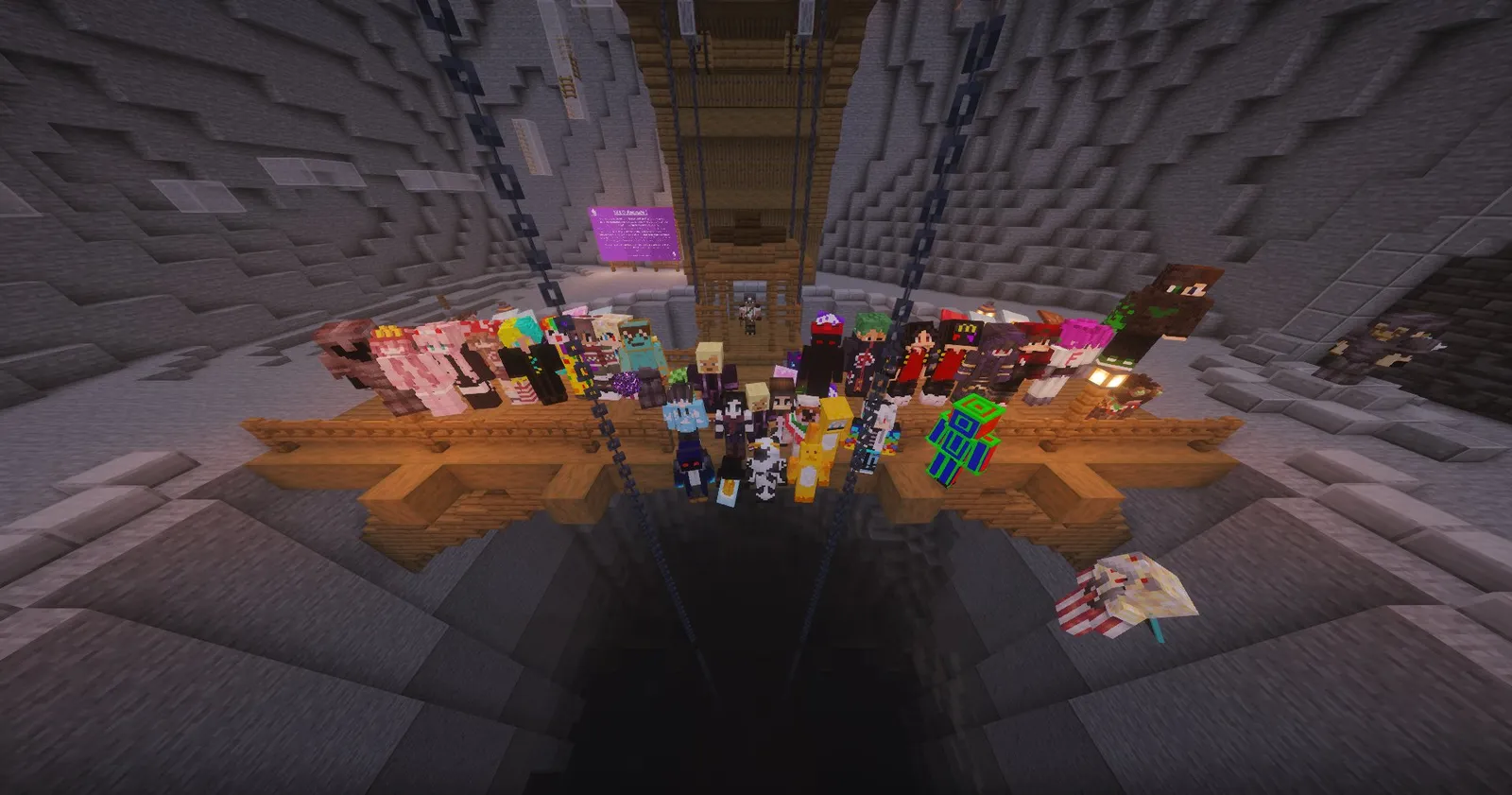 Gruppenfoto eines SEKO-Events: rund dreissig Minecraft-Spieler auf einer Holzplattform über einer Schlucht.